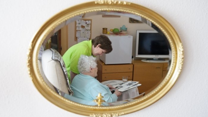 Pensionäre im Pflegefall besser gestellt als Rentner
