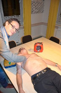 Rettungsassistent Benjamin Talmon l’Armeé zeigt, wie ein Defibrillator  Leben retten kann.  Foto: Bausch Foto: Schwarzwälder-Bote