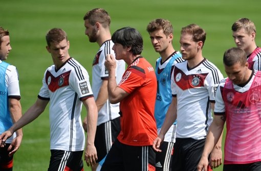 Bundestrainer Joachim Löw muss auf Lars Bender (zweiter von links) verzichten. Foto: dpa