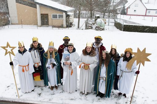 In Zepfenhan waren die Sternsinger von St. Nikolaus unterwegs und brachten den Segen von Haus zu Haus. Foto: Maier