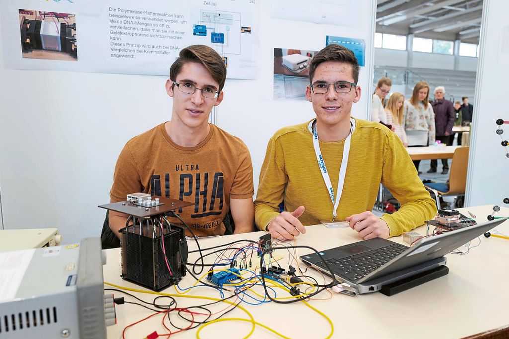 Luca und Leo Brösamle (von links) ist es gelungen, DNA zu vervielfältigen.