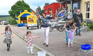 Bunte Riesenseifenblasen faszinieren beim Sommerfest der Liebenzeller Gemeinschaft Hörschweiler/Tumlingen. Foto: Maier Foto: Schwarzwälder Bote