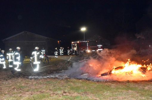 Ein brennender Reisighaufen hat am Freitagabend für einen Feuerwehreinsatz auf der Tennenbronner Höldecke gesorgt. Foto: Wegner