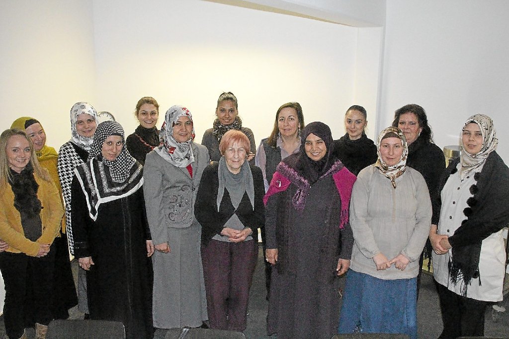 Der Jugend- und Elternverein Schwarzwald Baar lud zur Teatime ein, und viele deutsche und türkische Frauen kamen.  Foto: Heinig Foto: Schwarzwälder-Bote