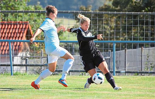 Die Spielerinnen des TSV Frommern jagen den ersten Heimsieg.  Foto: Junker Foto: Schwarzwälder-Bote