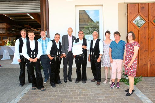 Das 50-jährige Bestehen feierte die Zimmerei Holzbau Wetzel in Rohrdorf mit der ganzen Familie und im kleinen Kreis mit der Handwerkskammer. Foto: Feinler Foto: Schwarzwälder Bote