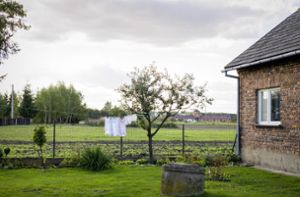 Haus und Garten von Emilia Kramarczyk; hinter dem Gartenzaun beginnt das Gelände des früheren Vernichtungslagers. Foto: /  die arge lola/Katalog