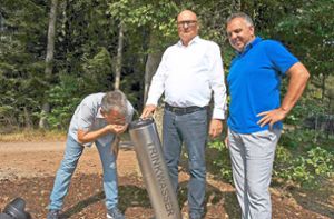 Erwin Müller (links) erprobt im Beisein von Michael Rieger (Mitte) und Michael Dold die Praxistauglichkeit des Brunnens. Foto: Hübner