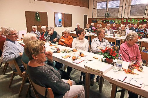Besucher der Senioren-Weihnachtsfeier lauschen der Mundartgeschichte Dr Dschoggingschdar, vorgetragen von Ortsvorsteher Renz. Foto: Hackstock Foto: Schwarzwälder-Bote
