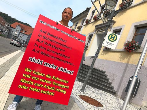 Joachim Steyer demonstrierte am Montag vor dem Burladinger Rathaus. Foto: Rapthel-Kieser