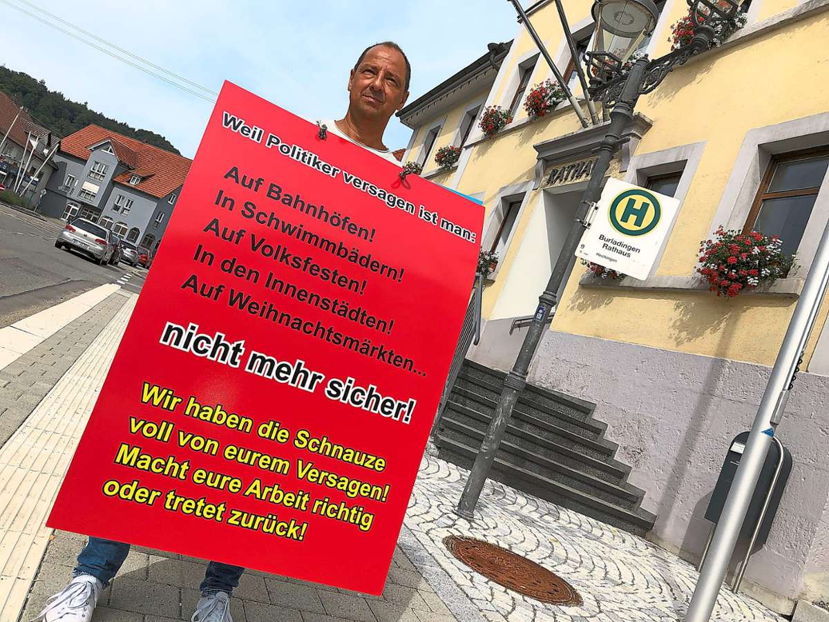 Joachim Steyer demonstrierte am Montag vor dem Burladinger Rathaus. Foto: Rapthel-Kieser