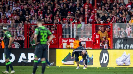 Das Spiel 1. FC Union Berlin gegen den VfL Wolfsburg wurde länger unterbrochen, nachdem Fans Tennisbälle auf den Rasen geworfen hatten. Foto: dpa/Andreas Gora