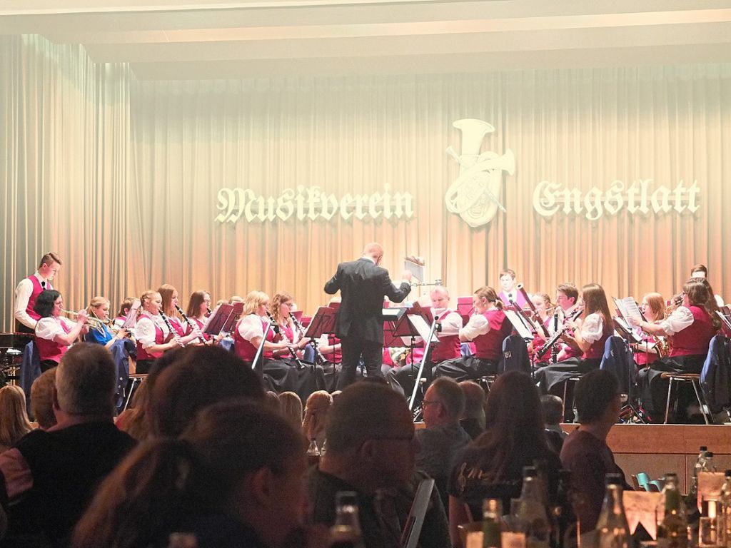 Jürgen Schnitzler dirigiert das aktive Orchester.  Fotos: Stotz