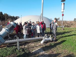 Die Mittwochwanderer lassen sich die Biogasanlage auf der Schillerhöhe erklären. Foto: Abverein Foto: Schwarzwälder-Bote