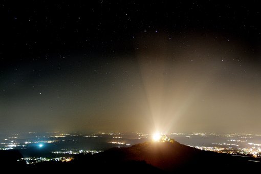 Die beleuchtete Zollernburg: Ein Großteil des Lichts geht an der Burg vorbei, vermindert laut dem Physiker Till Credner die Sichtbarkeit des Sternenhimmels und verschwendet Energie.  Foto: Credner Foto: Schwarzwälder-Bote