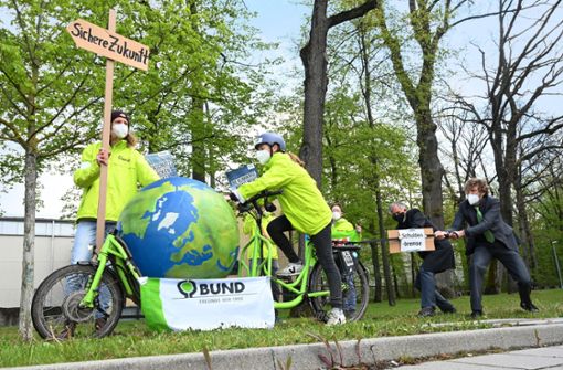 Die Naturschutzaktivisten vom BUND haben ihren Protest vor der Präsentation des Vertrags deutlich gemacht. Foto: dpa/Bernd Weissbrod