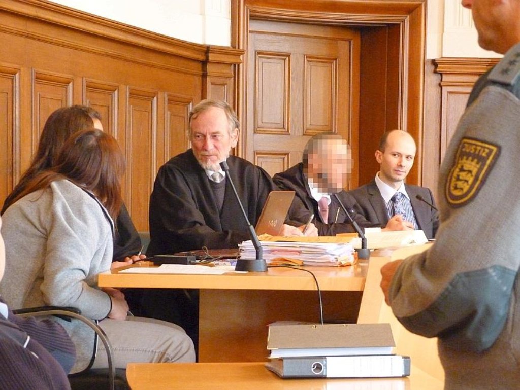 Die Angeklagte (links, vorne) und ihr Mann (Mitte) in der Großen Kammer des Rottweiler Landgerichts.  Foto: Otto