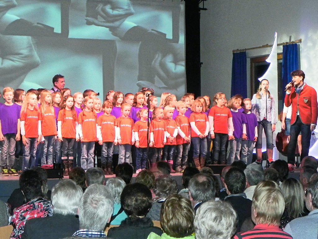 Die Canto Wida Kids und die Chorkinder der Grundschule bezaubern bei ihrem Gastauftritt. Fotos: Haubold