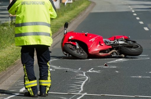 Bei einem schweren Unfall wird ein 53 Jahre alter Motorradfahrer in Göppingen lebensgefährlich verletzt. (Symbolbild) Foto: dpa