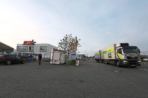 Am Non-Food-Markt von Real fährt am frühen Dienstagabend ein Edeka-Lastwagen vorbei. Die beiden Handelsunternehmen sind sich im Gewerbegebiet Gehrn gehörig ins Gehege geraten.  Foto: Maier