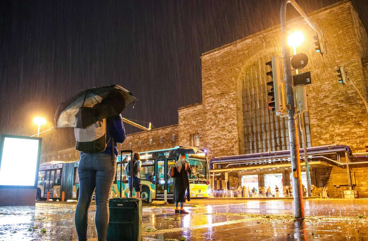 Strömender Regen am Hauptbahnhof  – bis die Ausmaße des Unwetters in Stuttgart beziffert werden können, dürfte es laut Polizei noch ein Weilchen dauern.