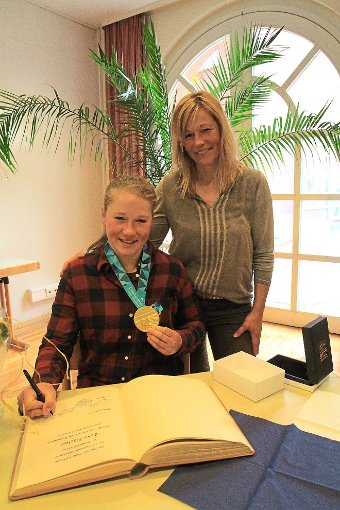 Ins goldene Buch der Stadt Löffingen trägt sich Olympiasiegerin Jana Fischer ein. Mit ihr freut sich ihre Mutter Freya.  Foto: Bächle Foto: Schwarzwälder-Bote