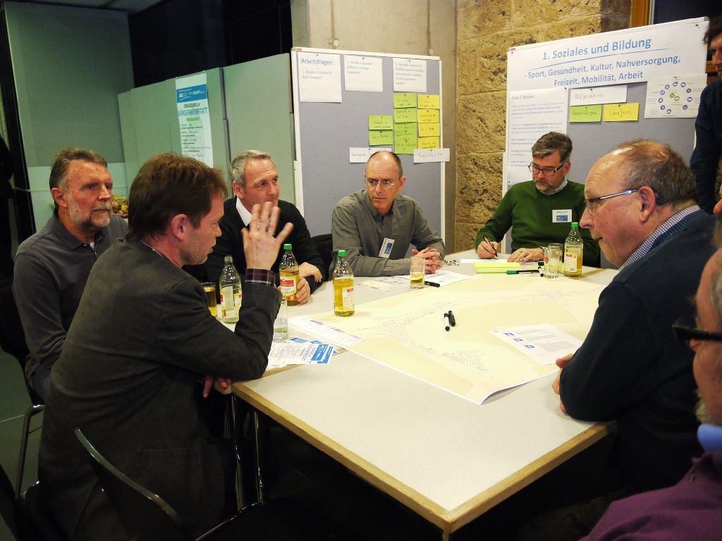 Alfred Ruther-Mehlis (Mitte) und sein Team leiteten die lebhaften Diskussionen. Foto: Schwarzwälder-Bote