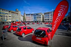Nur zum  Geburtstag stand die Stadtmobil-Flotte auf dem Marktplatz. Für gewöhnlich kann man im Stadtgebiet Stuttgart sein Auto an 120 Stationen abholen. Foto: Peter Petsch