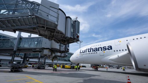 Eine Lufthansa-Maschine auf dem Flughafen in München. (Symbolbild) Foto: dpa/Sven Hoppe