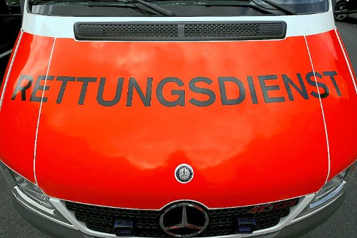 Schwer verletzt wird ein 17-Jähriger nach dem missglückten Maibaumstellen mitten in der Nacht in Trichtingen ins Krankenhaus eingeliefert. Foto: Karmann Foto: Schwarzwälder-Bote