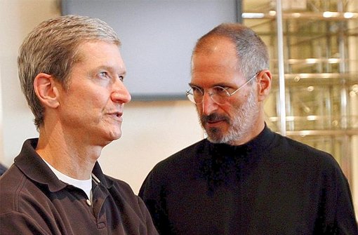 Der heutige Apple-Chef Tim Cook (links) mit seinem Vorgänger Steve Jobs, der 2011 an den Folgen seiner Krebserkrankung starb. Cook wollte Jobs 2009 einen Teil seiner Leber spenden.  Foto: dpa