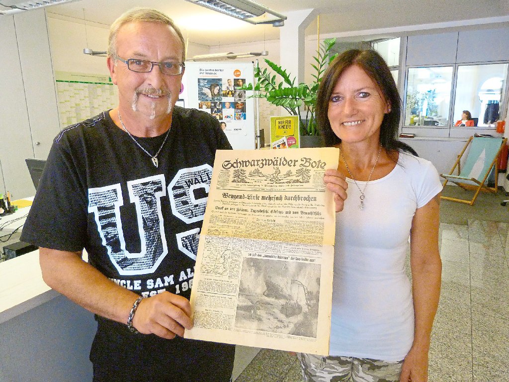 Stolze  Besitzer: Pascal Kleider und seine Frau Anita haben die Zeitung von 1940 wieder in die Heimat zurückgebracht.