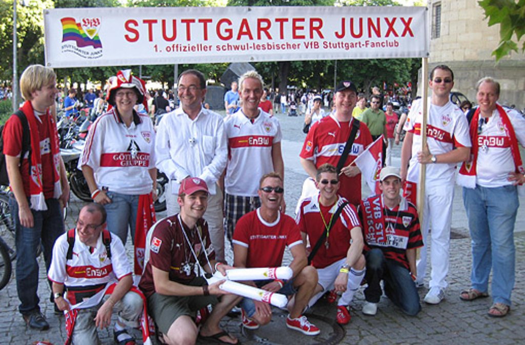 So unterstützen die Stuttgarter Junxx den VfB Stuttgart - auch Präsident Erwin Staudt (hintere Reihe, 3. von links) ist das bekannt.
