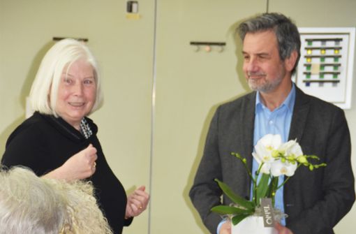 Liesa Horn dankt Firmenchef Kai Ammann für die Unterstützung der Frauen bei der „Seniorenwerkstatt mit Herz“. Foto: Lissy