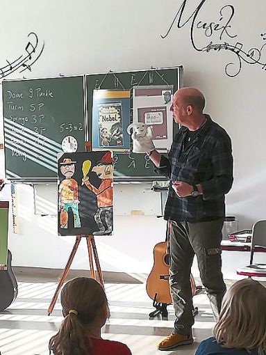 Guido Kasmann entführt die Schüler in Bösingen und Herrenzimmern in die Welt der Kirmes. Foto: Nester Foto: Schwarzwälder Bote
