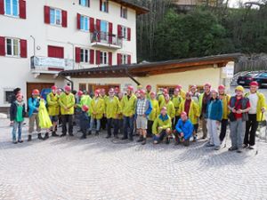 Die Reisegruppe wagt sich auch helmgeschützt in den Südtiroler Berg hinein. Foto: Verein Foto: Schwarzwälder Bote