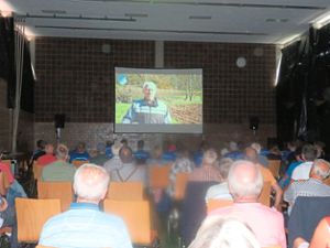 Großes Kino: Die Zuschauer verfolgen genannt den Film zum 70-jährigen Bestehen des Sportvereins Heiligenzimmern. Foto: Stehle Foto: Schwarzwälder Bote
