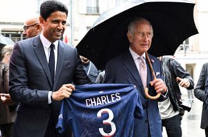 Klub-Präsident Nasser Al-Khelaifi schenkte König Charles das PSG-Trikot. Foto: dpa/Bertrand Guay