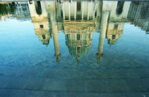 Spiegelbild einer untergehenden Welt: die Wiener Karlskirche Foto: imago/Peter Widmann