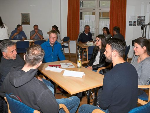Politik und Pizza zur Kommunalwahl standen bei einer Veranstaltung des Mötzinger Jugendreferats im Mittelpunkt.  Foto: Priestersbach Foto: Schwarzwälder Bote