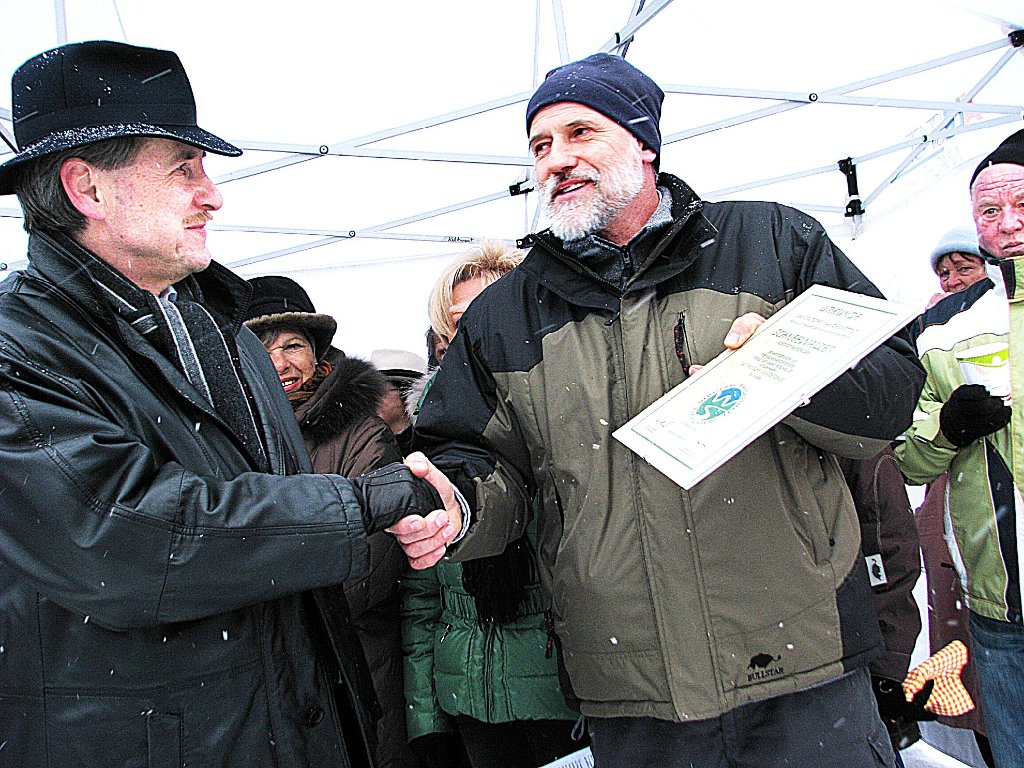 Das Premium-Gütesiegel: OB Jürgen Gneveckow (links) erhält die Urkunde vom Wanderinstitutsvorsitzenden Klaus Erber.