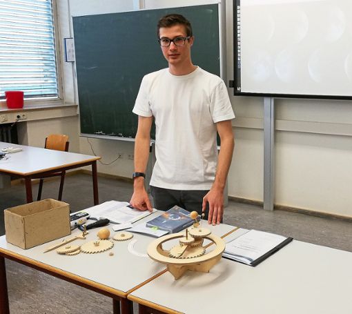 Felix Kohler präsentiert sein Projekt  Tellurium (eine Planetenmaschine zur Demonstration der Bewegungen von Erde und Mond). Foto: Fehrenbacher Foto: Schwarzwälder Bote