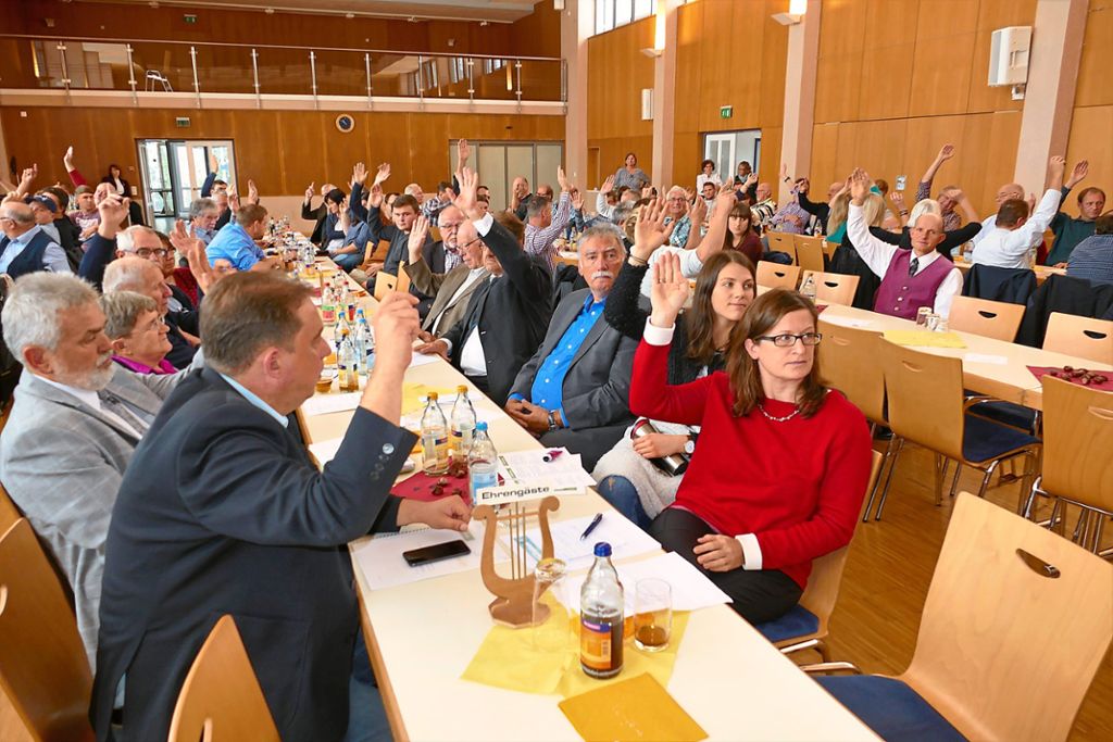 Die Mitglieder der Kreisversammlung votierten einstimmig für Dietmar Straub als Vorsitzenden bis zum März 2019.   ﻿  Fotos: Bombardi