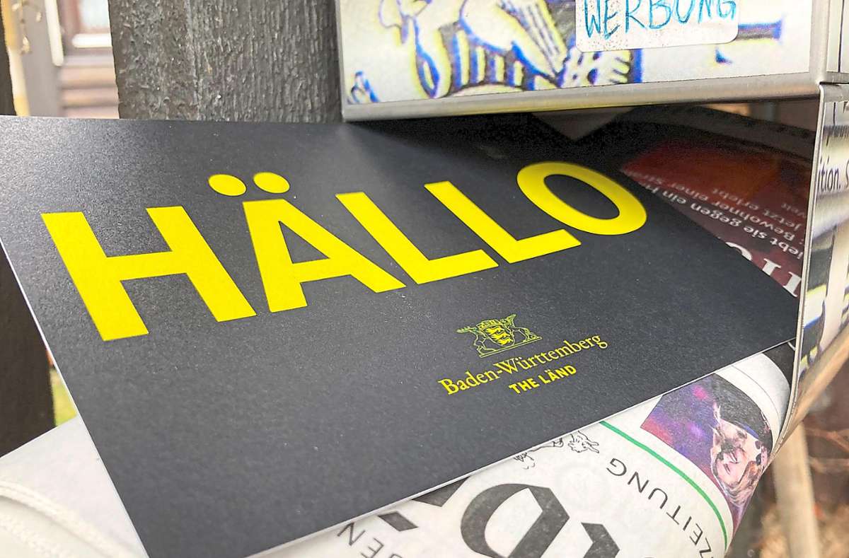 Hällo! – eine The-Länd-Postkarte steckt in einem Briefkasten. Die Karte gibt’s bei Bestellung grätis dazu. Foto: Dick