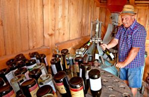In einem alten Heuschober richtet der Geislinger Hobbyweingärtner Hans Leopold ein kleines Weinbaumuseum ein. Foto: Wolf-Ulrich Schnurr
