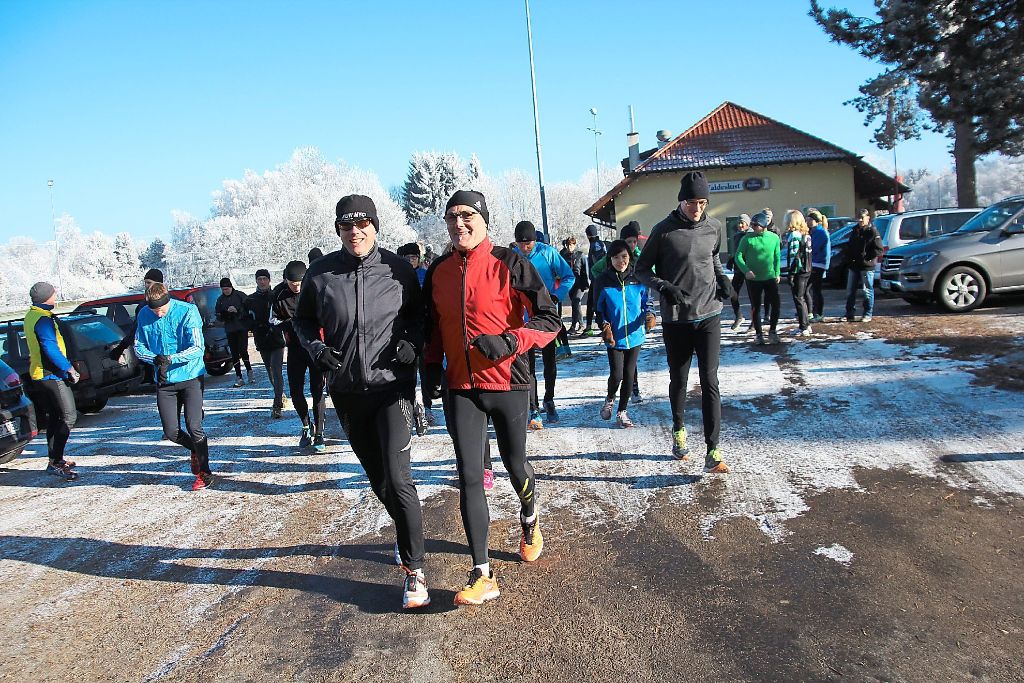 Rund 50 Läufer nahmen am Samstag bei strahlendem Winterwetter am 16. Silvesterlauf des FSV Schwenningen teil.  Fotos: Heinig