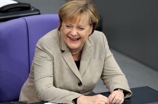 Lachend verfolgt Angela Merkel am Donnerstag die Rede von Bundeswirtschaftsminister Rainer Brüderle. Thema im Bundestag ist derzeit der Haushalt 2011. Foto: dpa
