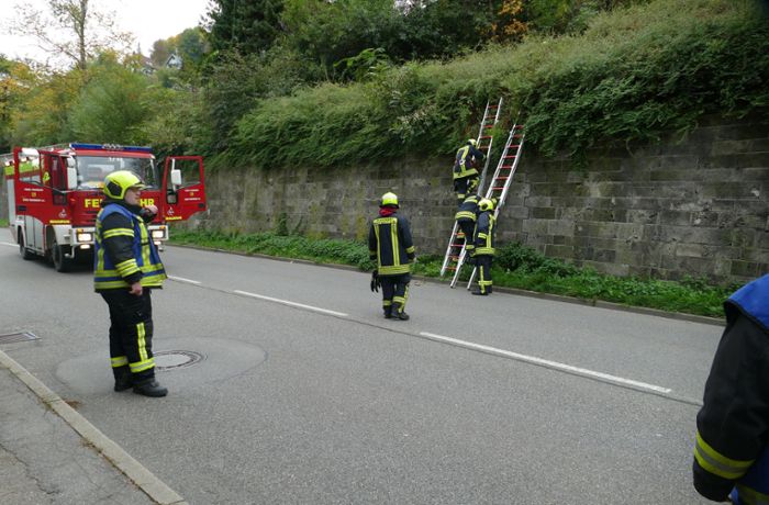 Person in Oberndorf gestürzt: Feuerwehr befreit Mann aus steilem Gelände