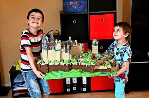 Henry und Ben Tahir sind stolz auf die Burg Hohenzollern, die ihr Vater im 3D-Drucker erstellt hat. Foto: Tahir