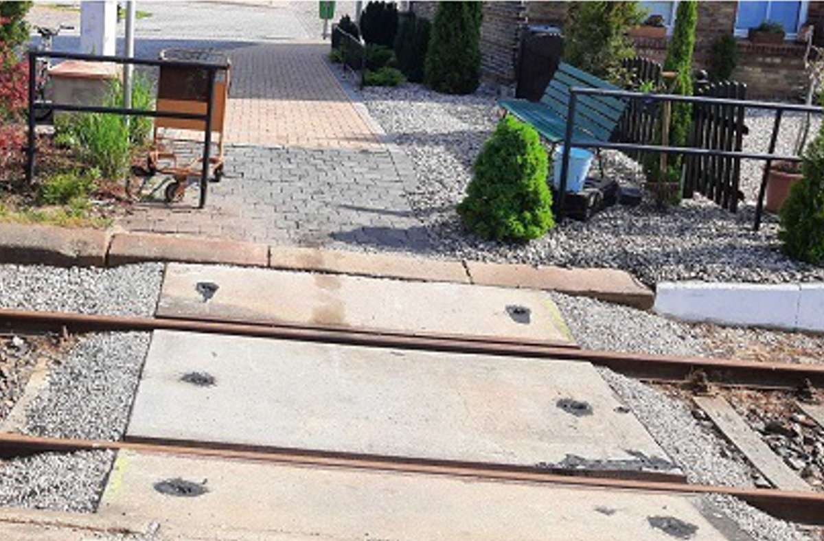 Laut Polizei hat ein Anwohner, einen eigenen Bahnüberweg an Gleisen in Blankenberg (Mecklenburg-Vorpommern) errichtet.